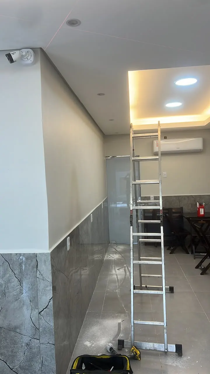 Instalação de spots e câmera de segurança